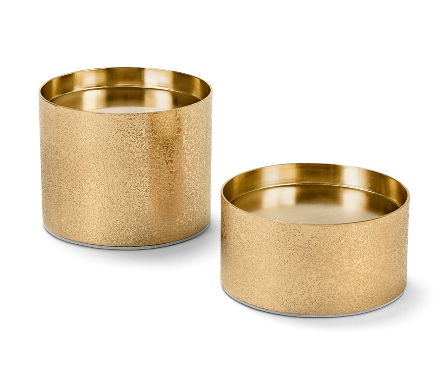 Zwei goldene Kerzenhalter.