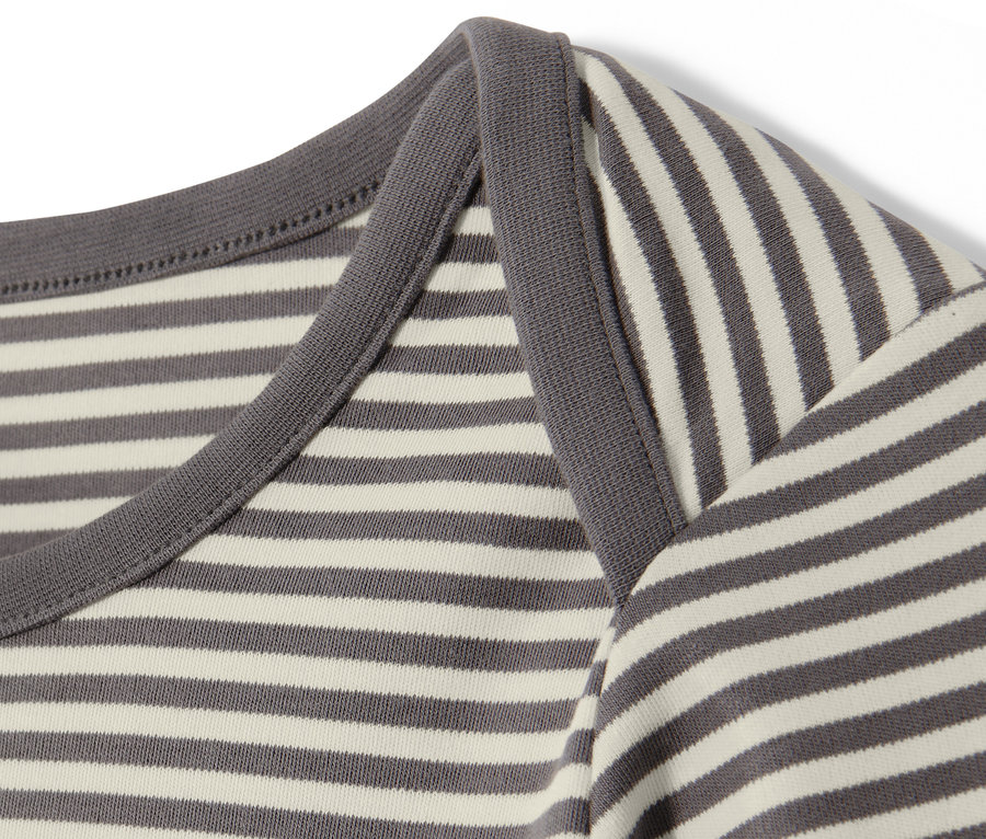 Detailansicht eines dunkelgrau gestreiften Interlock-Pyjamas.