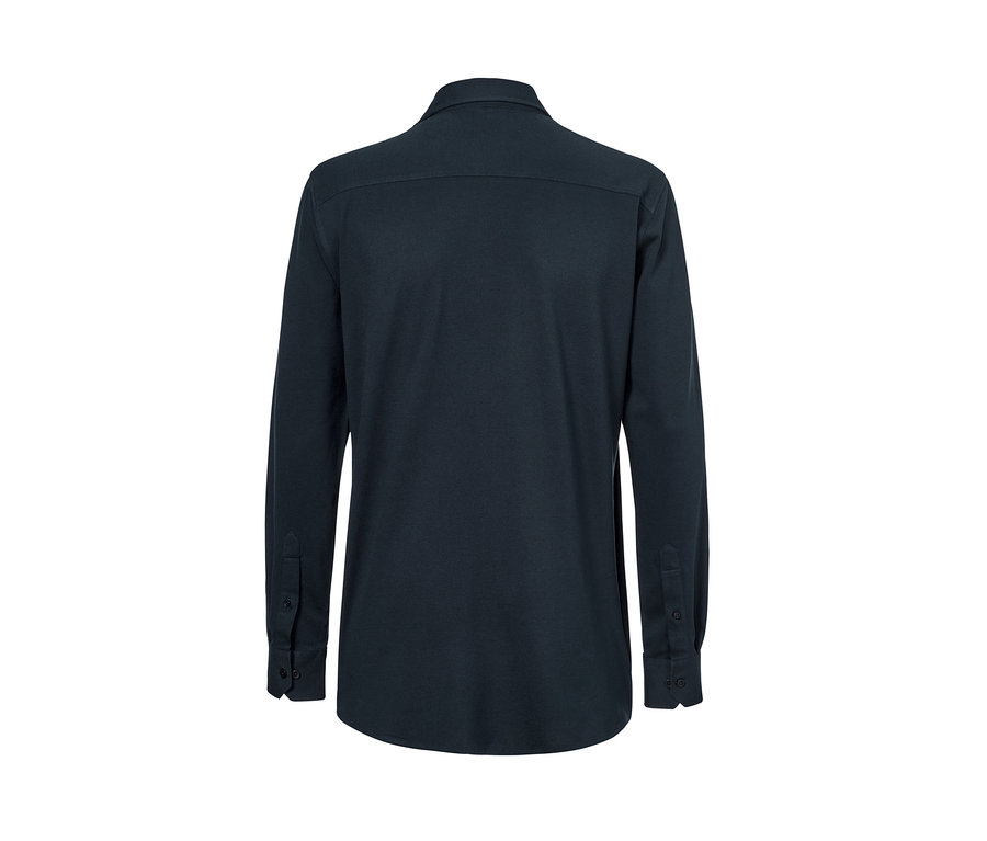 Detailansicht der Rückseite eines schwarzen Piqué-Hemdes mit Kent-Kragen.