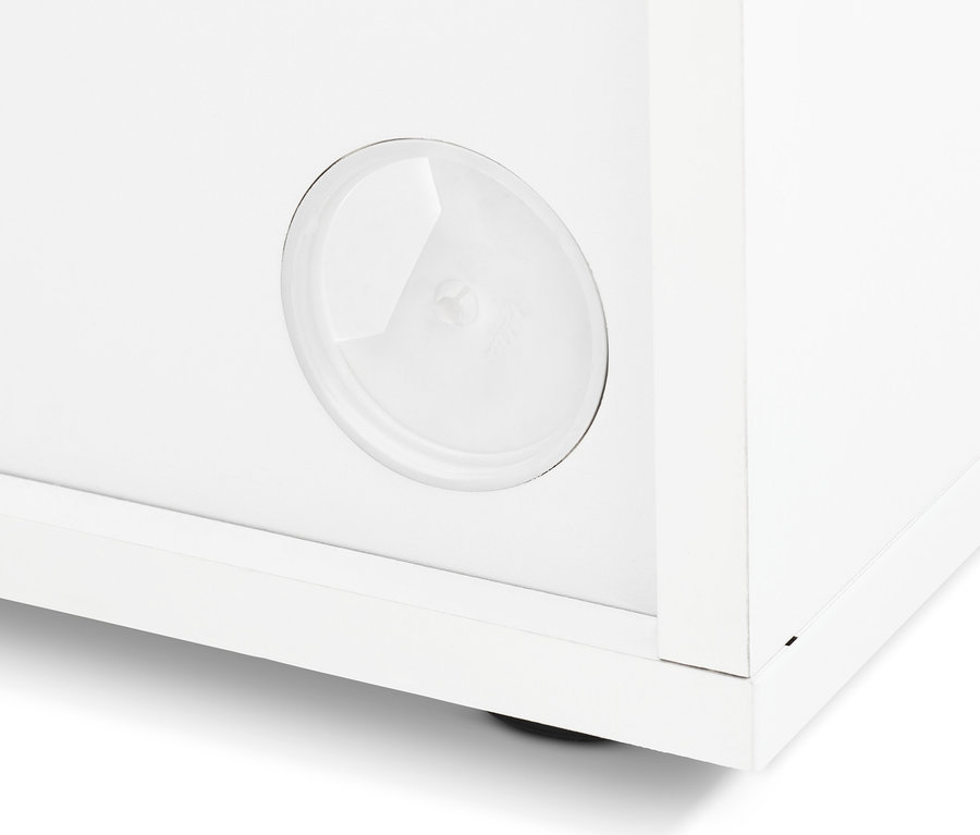 Detailaufnahme eines universalen Aufbewahrungsschranks mit 2 Türen, der den unteren Teil und eine kreisförmige Öffnung zeigt.