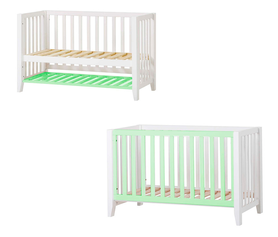 Zwei Hoppekids Babybetten "Anton", eines weiß mit Holzlattenrost, das andere weiß mit grünen Stäben.