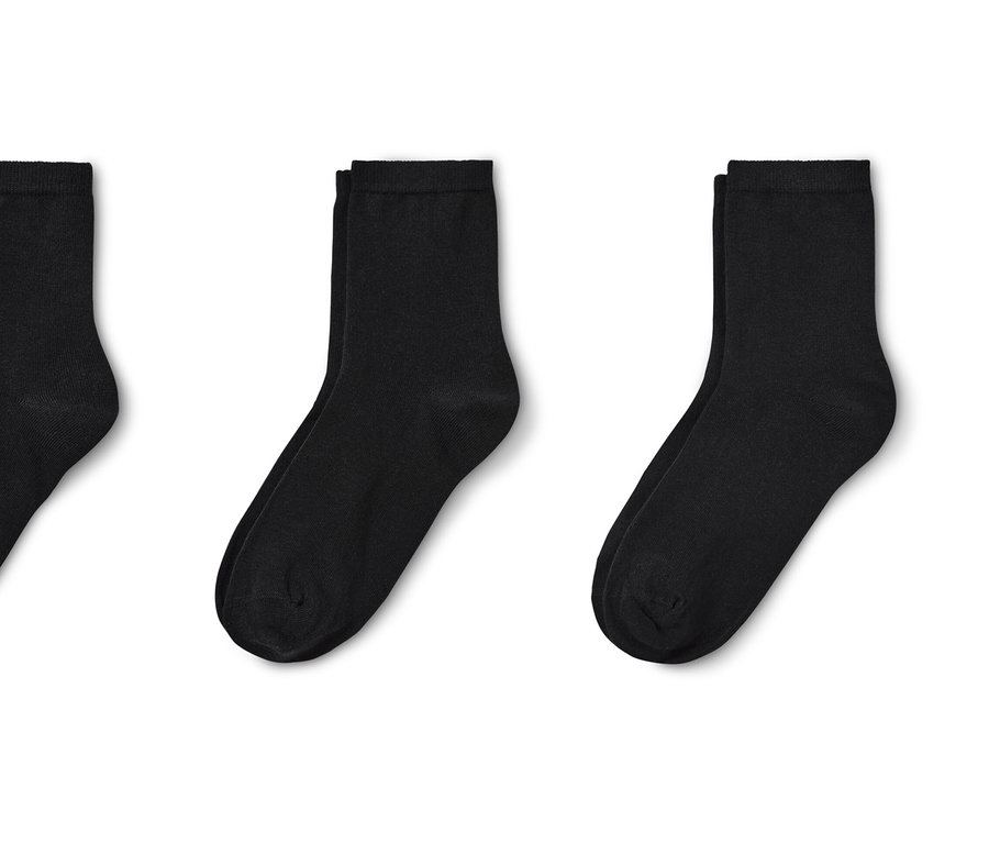 Drei Paar Socken.