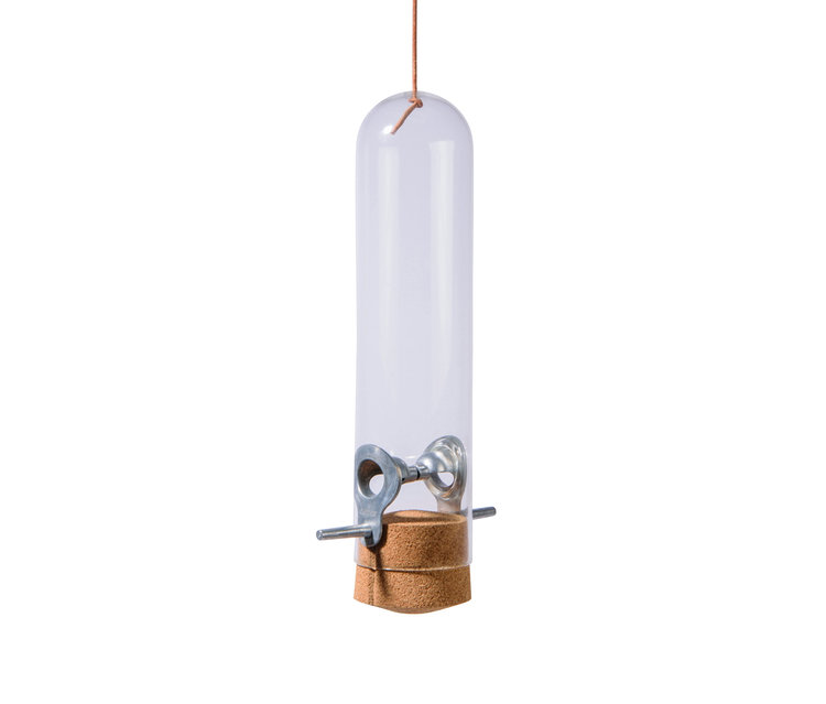 Eine transparente Futtersäule "Premium-Pickbar" hängt an einer Schnur.