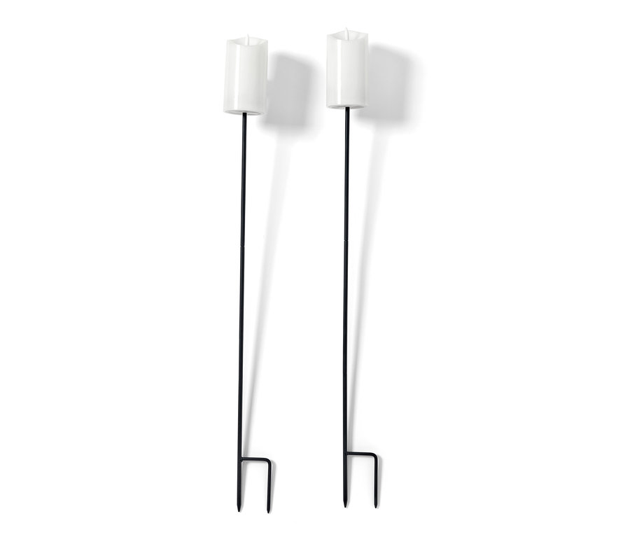Zwei LED-Echtwachs-Fackeln mit schwarzen Stäben stehen vor einem weißen Hintergrund.