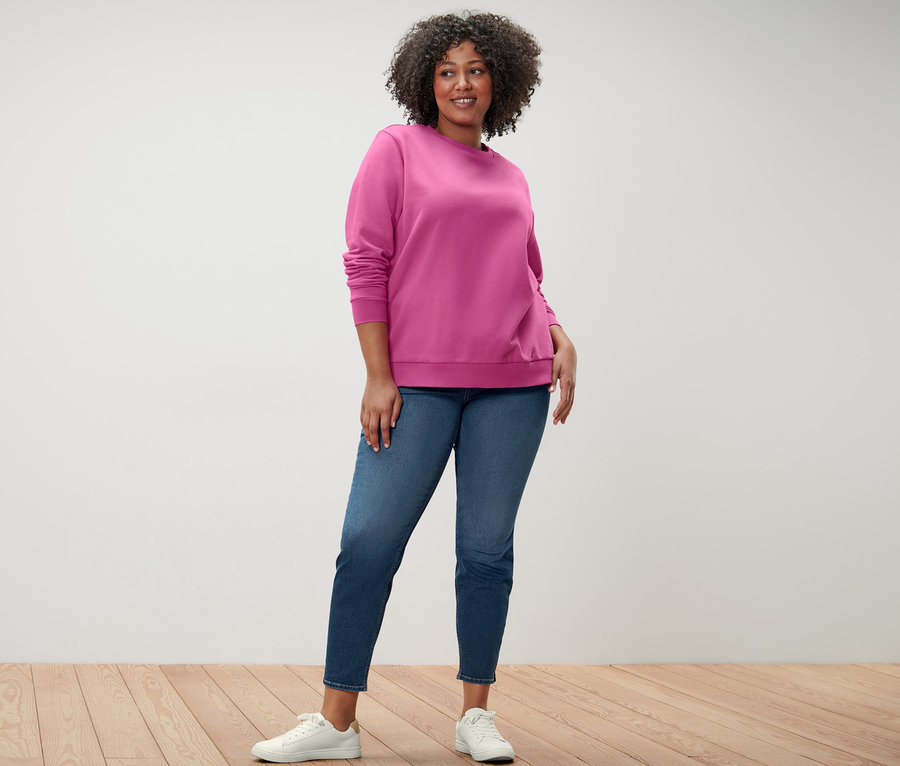 Frau posiert in pinkem Sweatshirt und Treggings »Fit Nelly«.