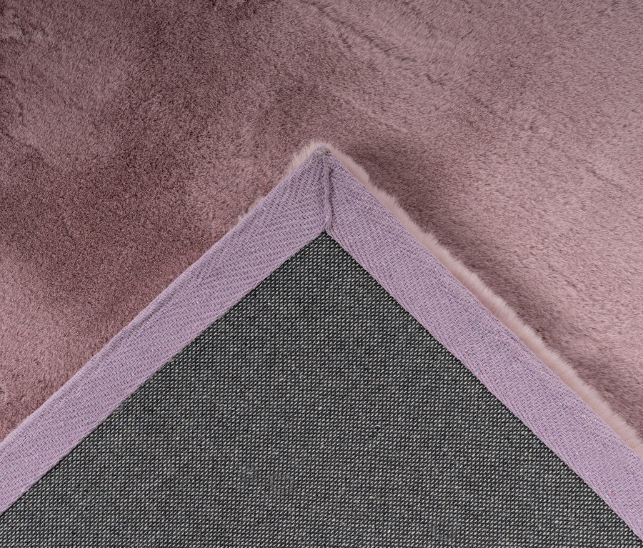 Detailansicht einer Ecke des lilafarbenen Kayoom Hochflorteppichs »Rabbit Light 525«.