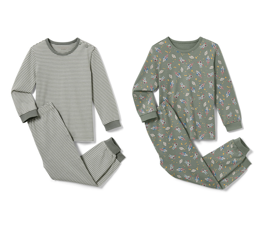 Zwei Kinder-Pyjamas: Ein grauer gestreifter und ein grüner mit Weltraummuster.