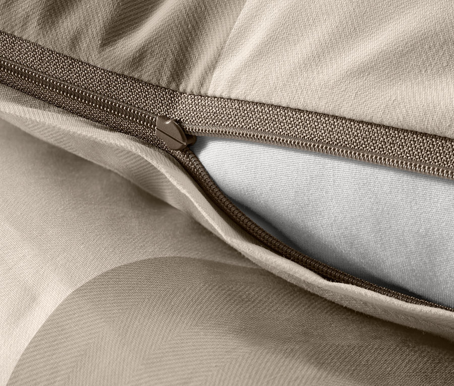 Nahaufnahme von beiger Edelflanell-Bettwäsche mit Reißverschluss.