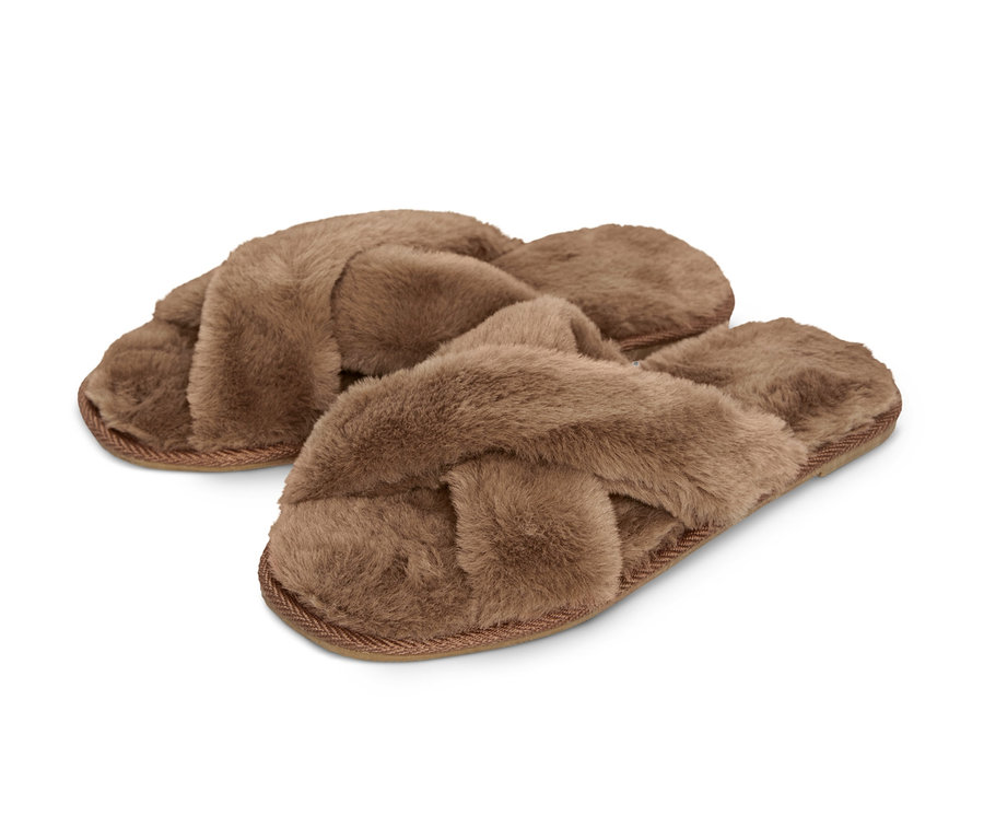 Braune Plüsch-Hausschuhe mit gekreuzten Riemen.