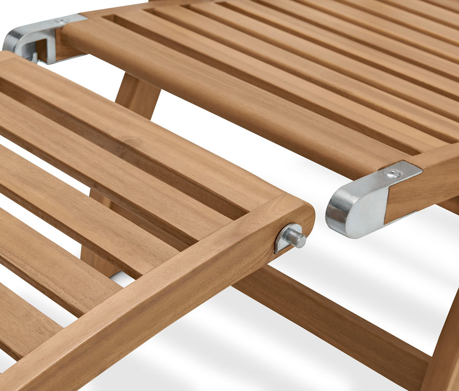 Detailansicht eines Deckchairs mit Polsterauflage, Holzkonstruktion mit Metallverbindungen.