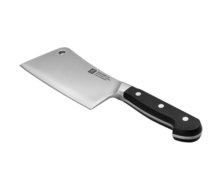 Nahaufnahme eines ZWILLING® Pro Hackmessers mit schwarzem Griff auf weißem Hintergrund.