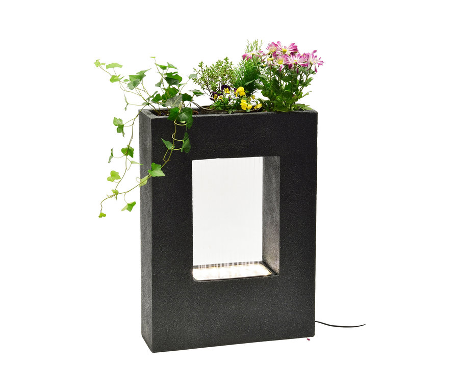 Ein Dobar Gartenbrunnen mit Pflanzen-Option, bepflanzt mit Blumen und Efeu.