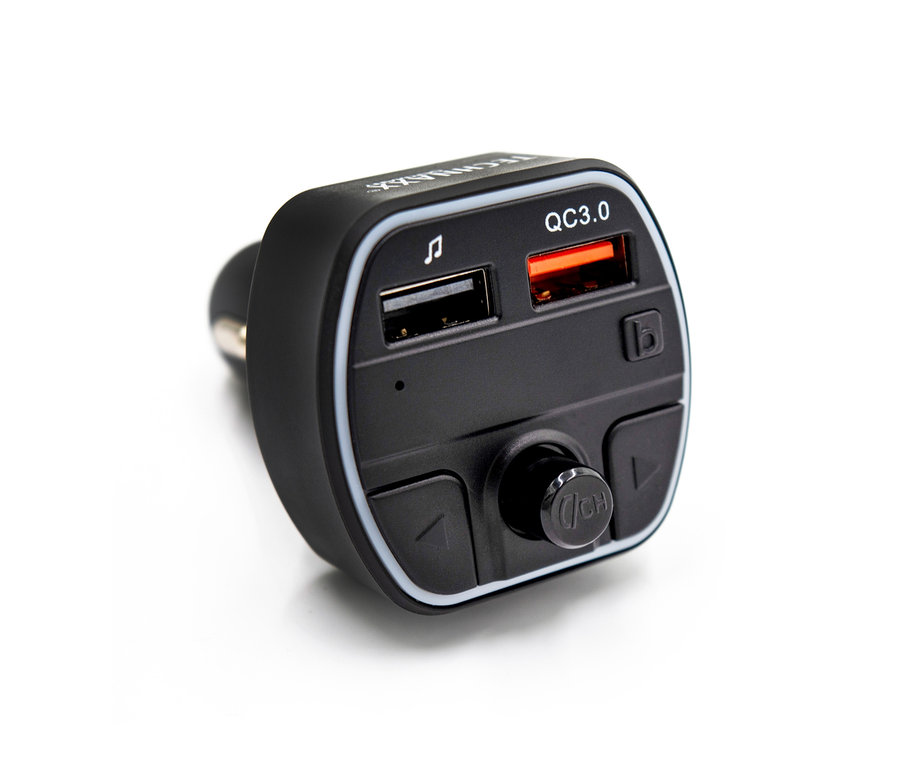 Detailaufnahme eines schwarzen FM-Transmitters mit USB-Anschlüssen und Tasten auf weißem Hintergrund.