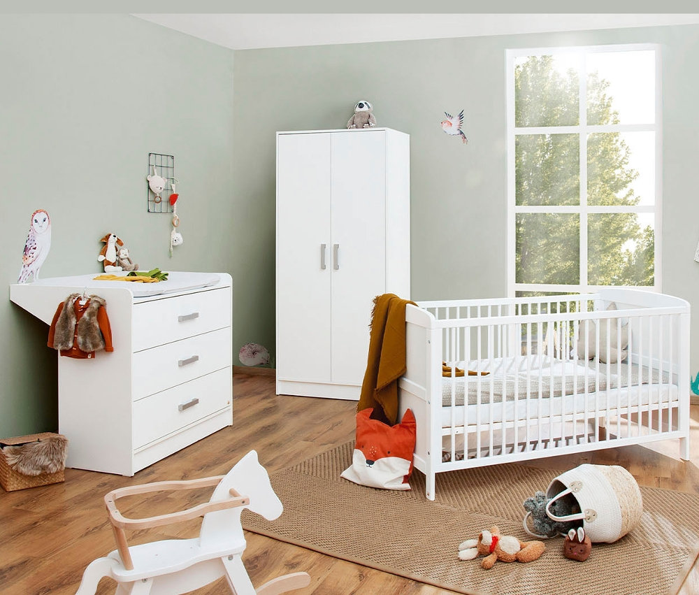 Ein Kinderzimmer mit weißen Möbeln und Spielzeug. Zu sehen ist ein 3-teiliges Pinolino Set »Viktoria« breit.