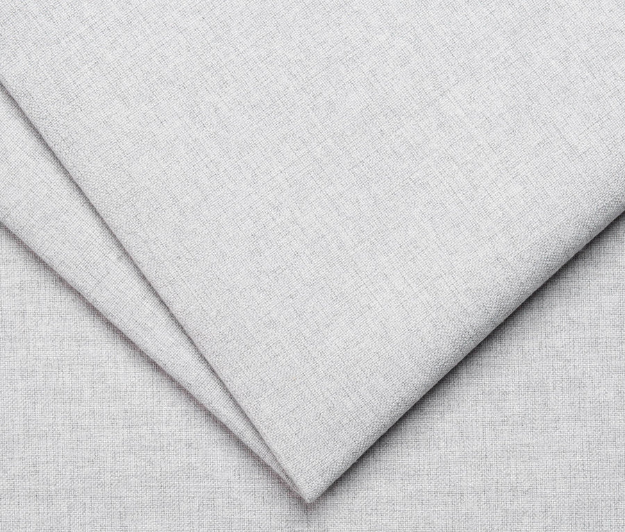 Detailaufnahme eines silberfarbenen Stoffes.