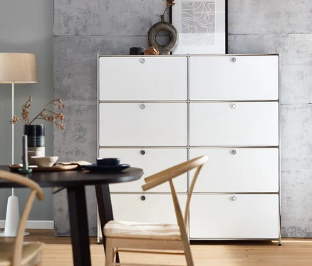 Im Raum stehen eine Stehleuchte mit weißem Textilschirm, ein Esstisch zum Ausziehen, ein Esszimmerstuhl aus Eichenholz und ein weißes Highboard »CN3« mit 8 Klappen.