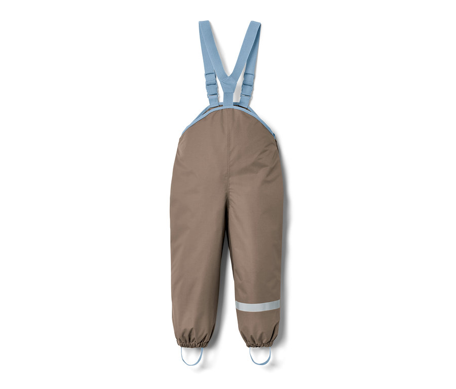 Braune Kleinkind-Regenhose mit blauen Hosenträgern.