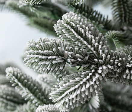 Nahaufnahme von verschneiten Zweigen der Evergreen LED-Tanne "Nobilis", 150 cm.