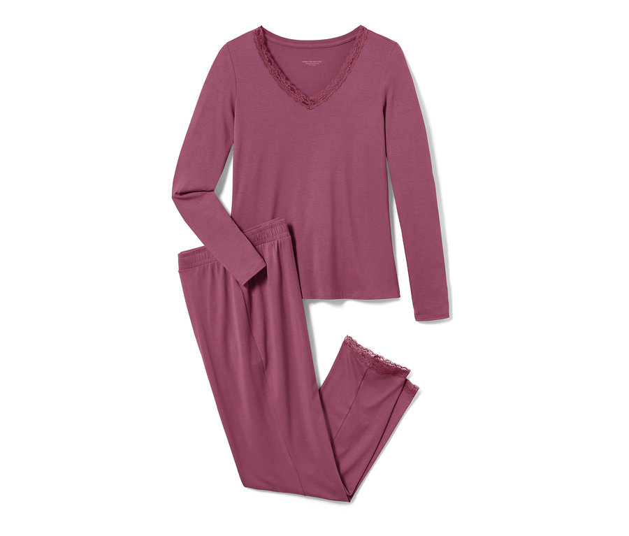 Langer Pyjama in Lila mit Spitze.