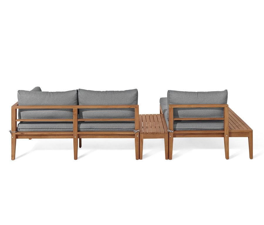 Teak-Lounge-Ecke mit grauen Kissen.