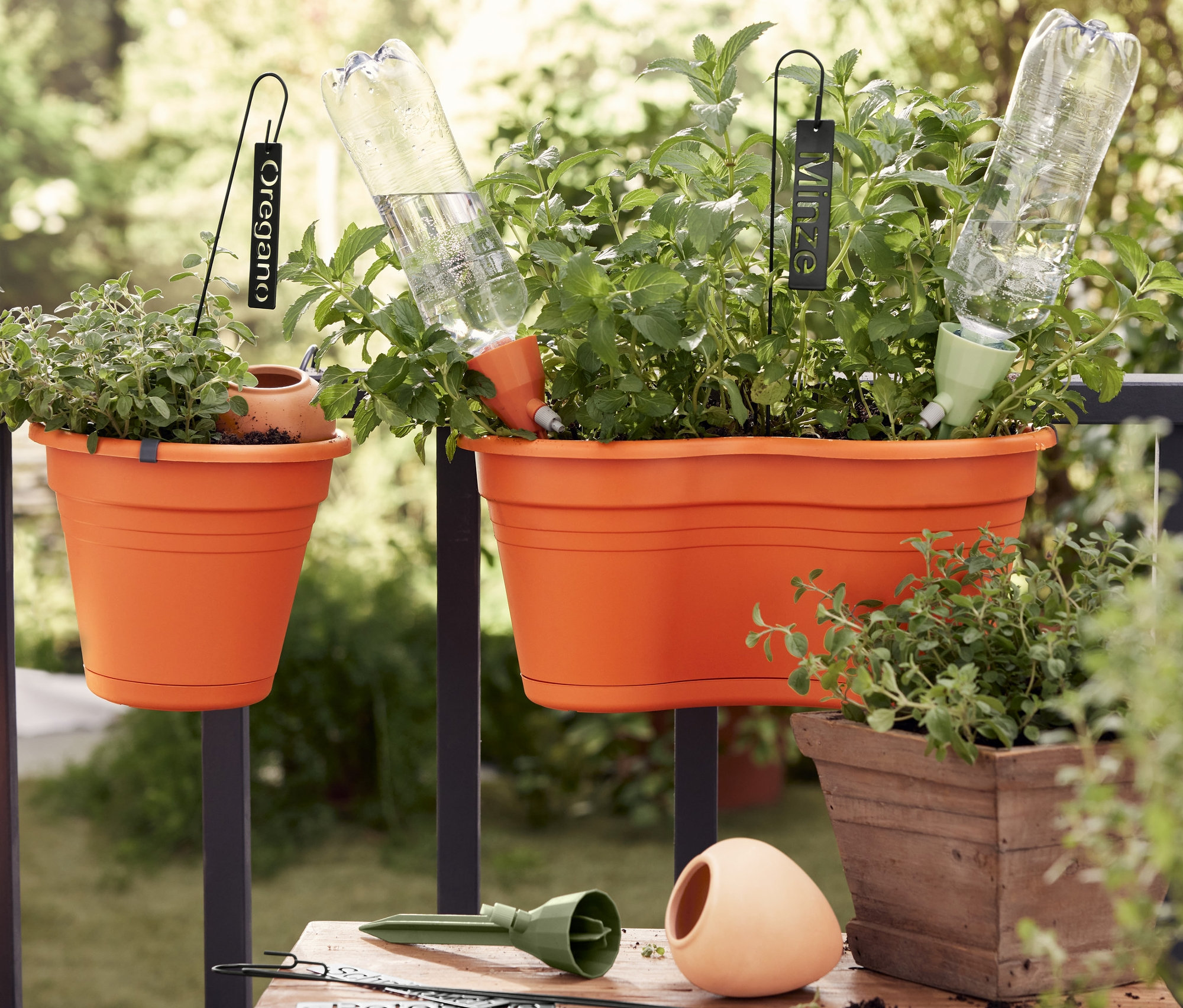 Balkon mit Doppel-Blumentopf mit Balkonaufhängung, Blumentopf mit Balkonaufhängung, 3 Bewässerungssticks, 2 Ton-Bewässerungshelfer und LED-Akkuleuchte.