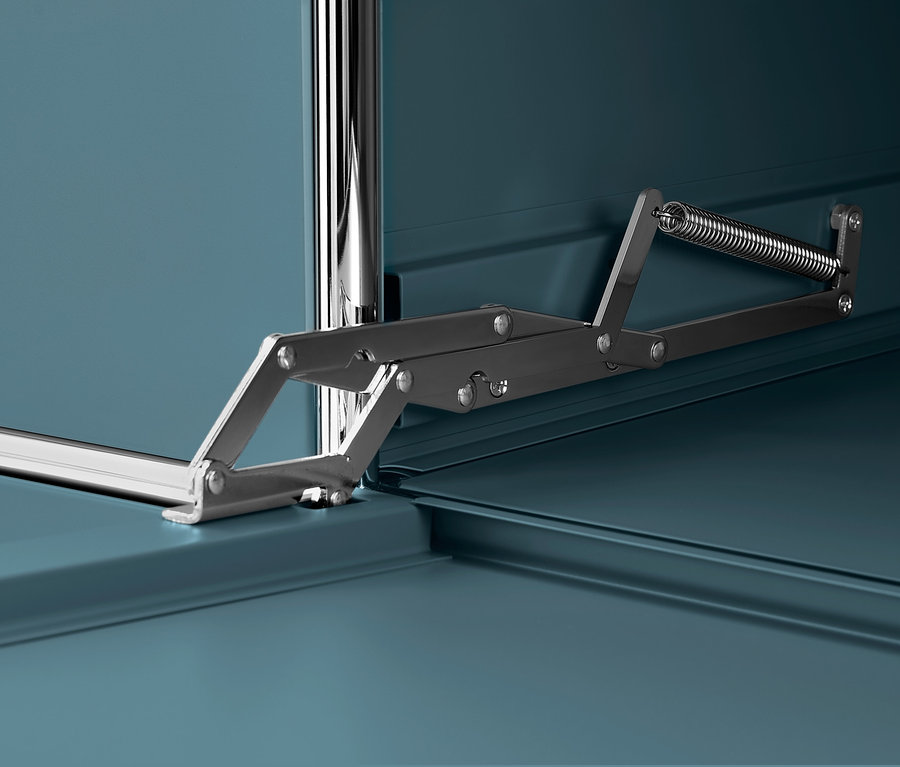 Detailansicht des Innenraums eines basaltblauen Sideboards »CN3« mit 4 Klappfächern und Metallmechanismus.