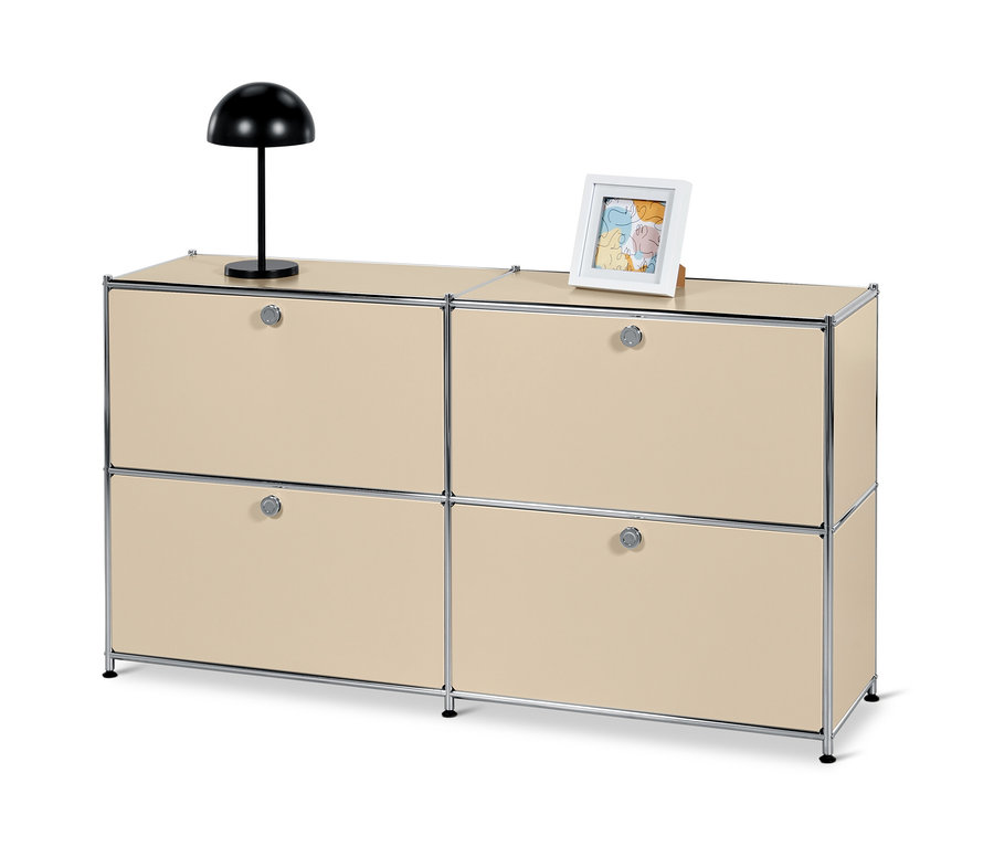 Ein beiges Sideboard Metall »CN3« mit 4 Klappen steht im Raum. Auf dem Sideboard stehen eine Lampe und ein gerahmtes Bild.