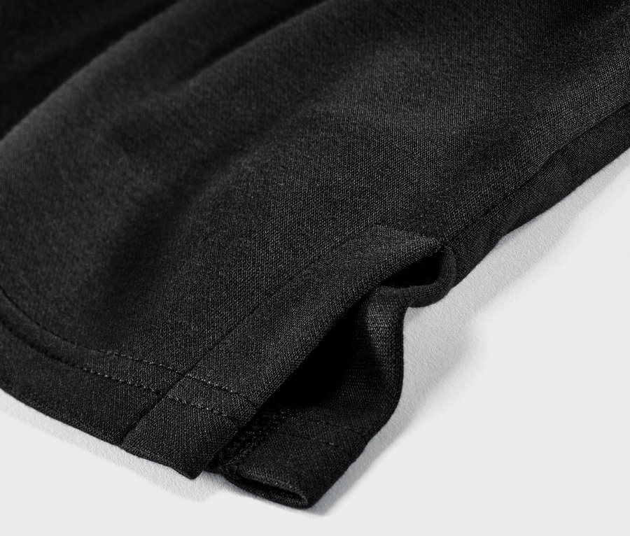 Detailansicht des schwarzen 3/4-Arm eines Sweatshirts.