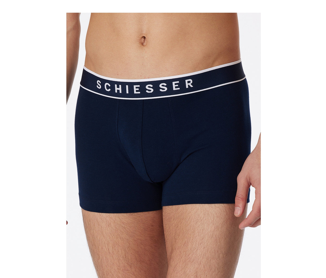 Mann trägt dunkelblaue SCHIESSER Shorts mit weißem Bund.