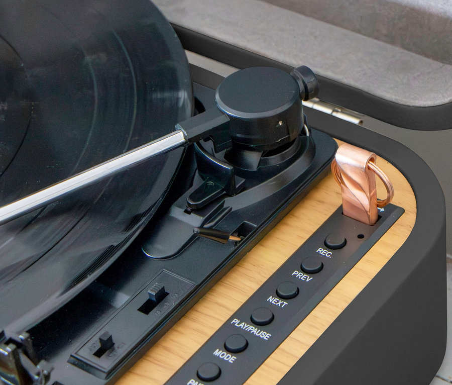 Detailaufnahme eines schwarzen Plattenspielers mit Schallplatte und Bedienelementen. Zu sehen ist ein Lenco Plattenspieler »TT-116«, schwarz.