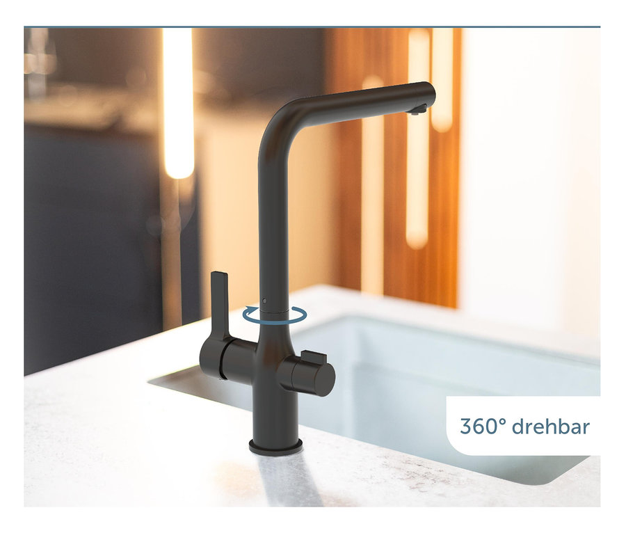 Schwarze Schütte AQUASTAR PRO Filterarmatur über einem Waschbecken.
