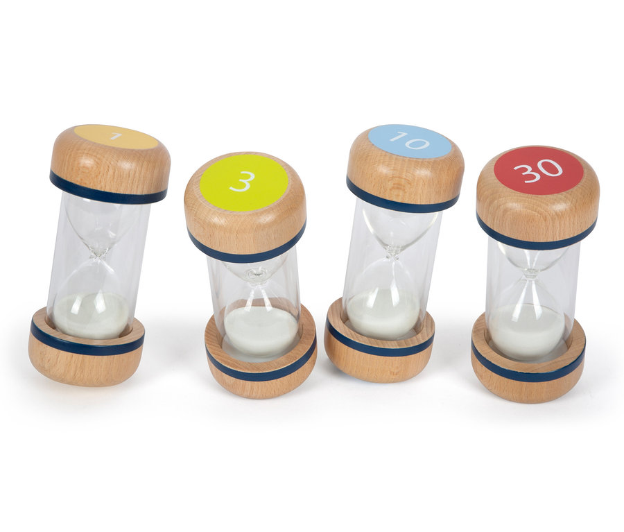 Vier hölzerne Sanduhren small foot Sanduhren-Set XL »Educate« mit verschiedenfarbigen Oberteilen, die 1, 3, 10 und 30 Minuten anzeigen.