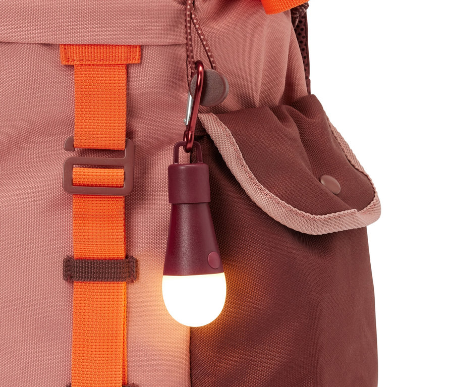 Eine 3 LED-Deko-Lichter hängt an einem Rucksack.