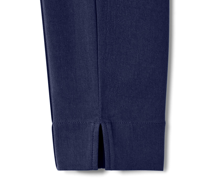 Detailaufnahme einer dunkelblauen Stretchhose.