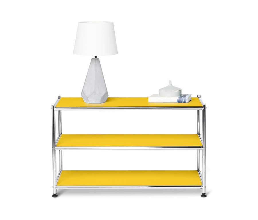 Gelber, offener Couchtisch »CN3« mit silbernem Gestell und Lampe.