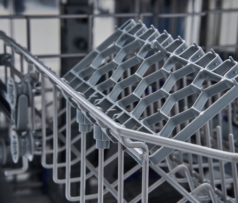 Innenansicht eines Respekta Geschirrspülers mit grauem Plastikkorb.