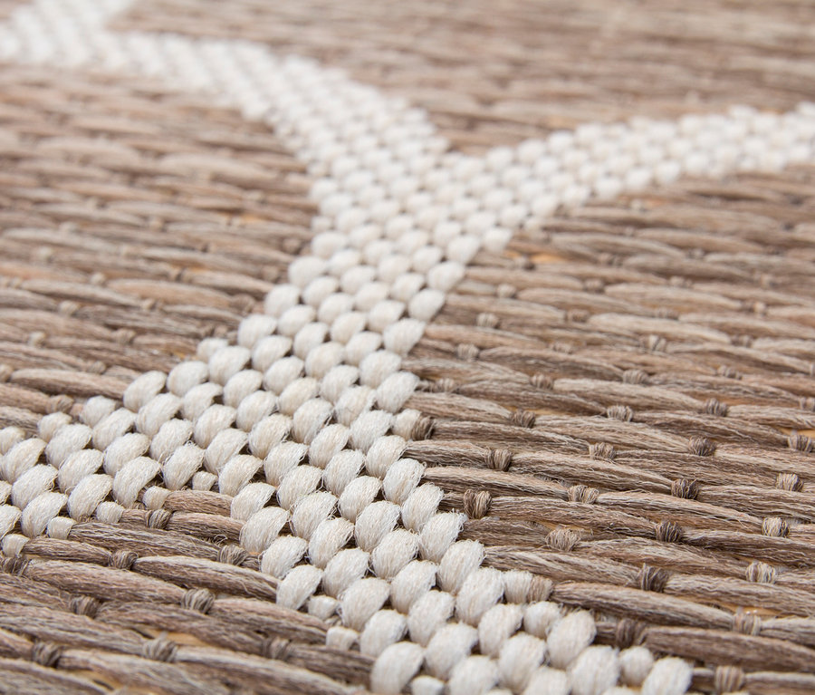 Detailaufnahme eines beigen Outdoor-Teppichs »Indonesia Batu« mit geometrischem Muster.