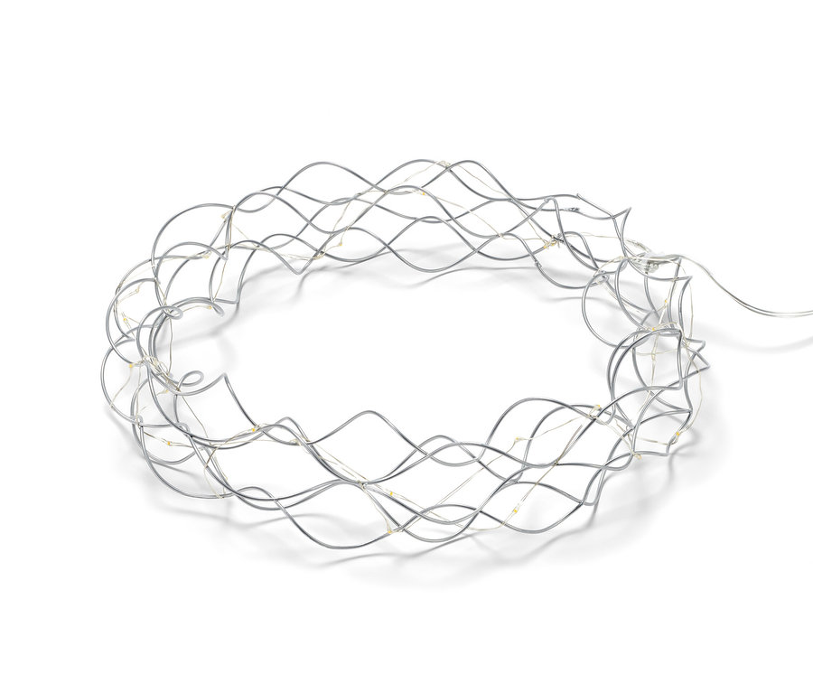 Ein LED-Deko-Kranz liegt auf einem weißen Hintergrund.