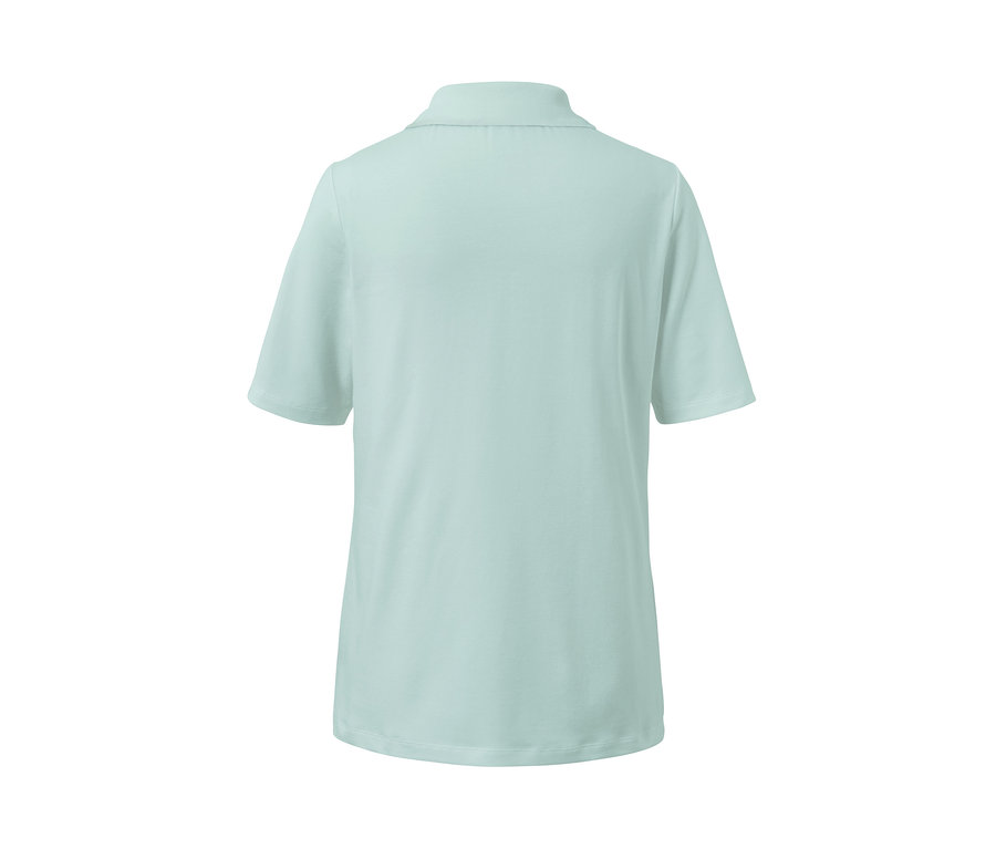 Rückansicht eines hellblauen Poloshirts.