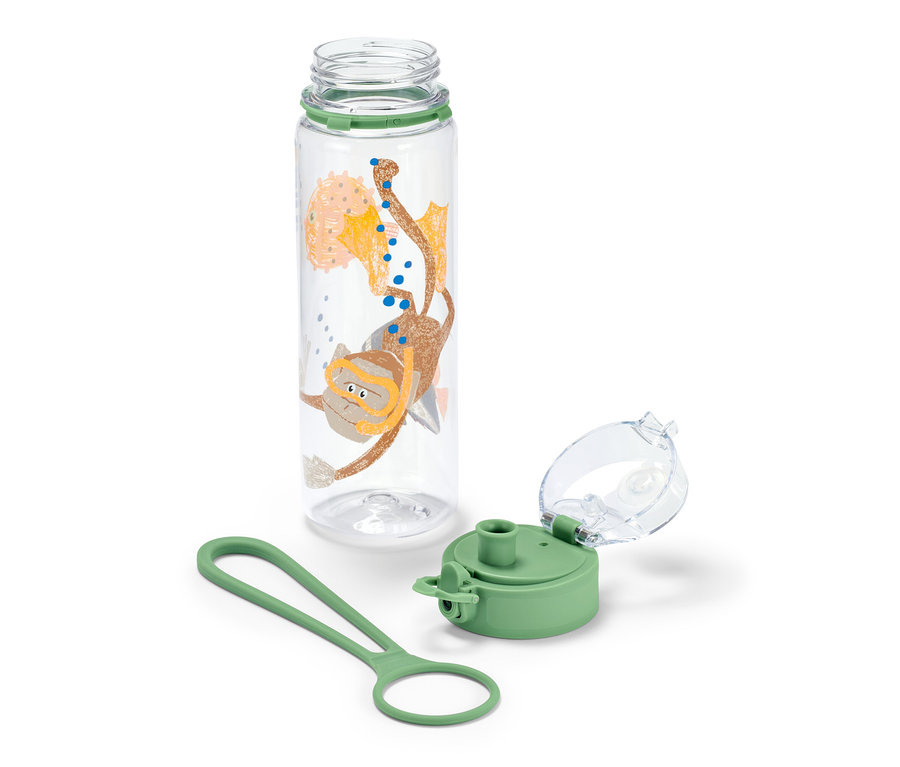 Eine durchsichtige Trinkflasche mit einem Aufdruck eines Affen mit Taucherbrille und einem grünen Deckel und einer Schlaufe liegt auf einem weißen Hintergrund.