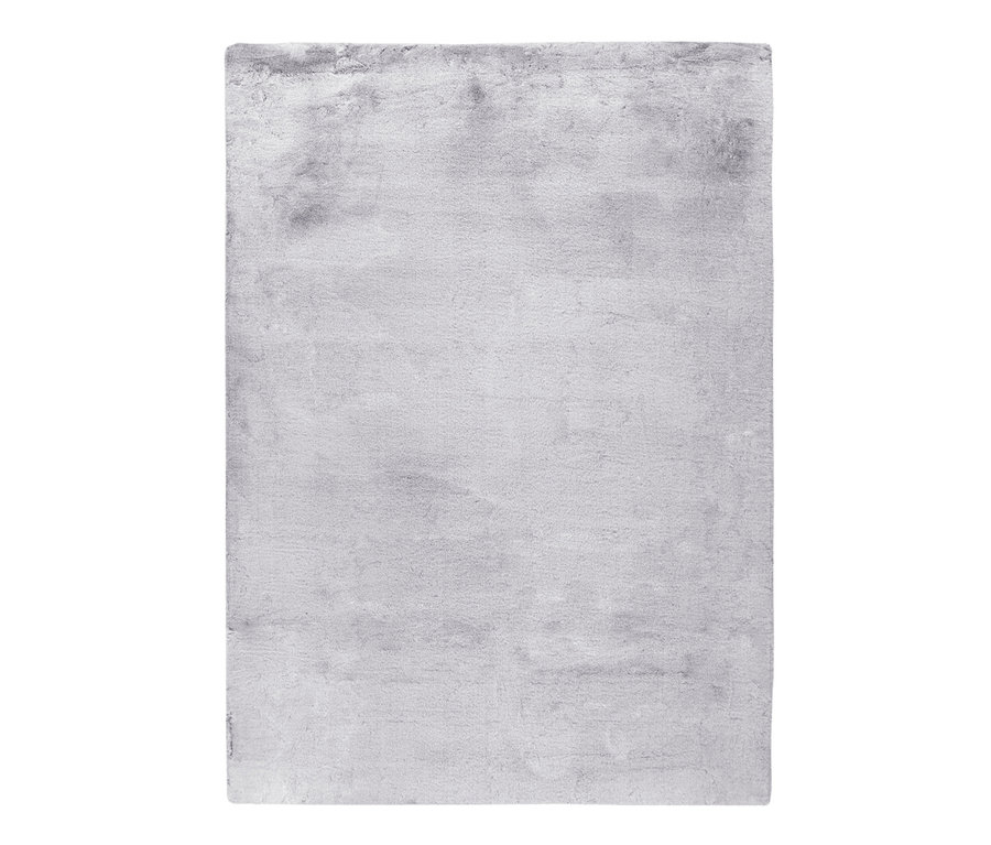 Ein hellgrauer, hochfloriger Teppich der Marke Kayoom.