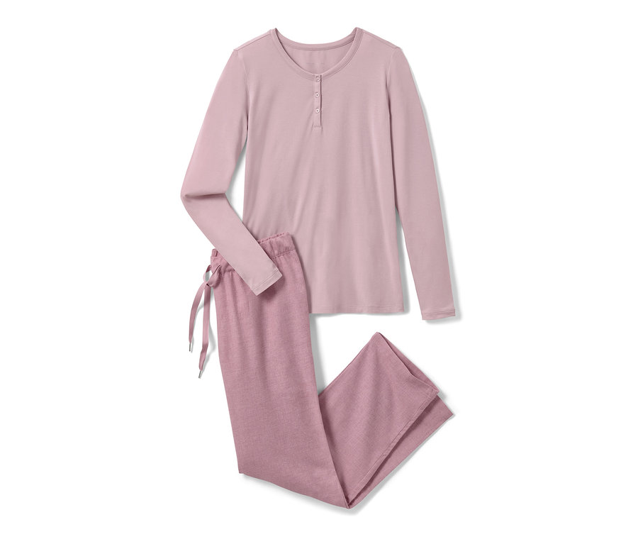 Rosa Flanell-Pyjama mit langen Ärmeln und Hosen.
