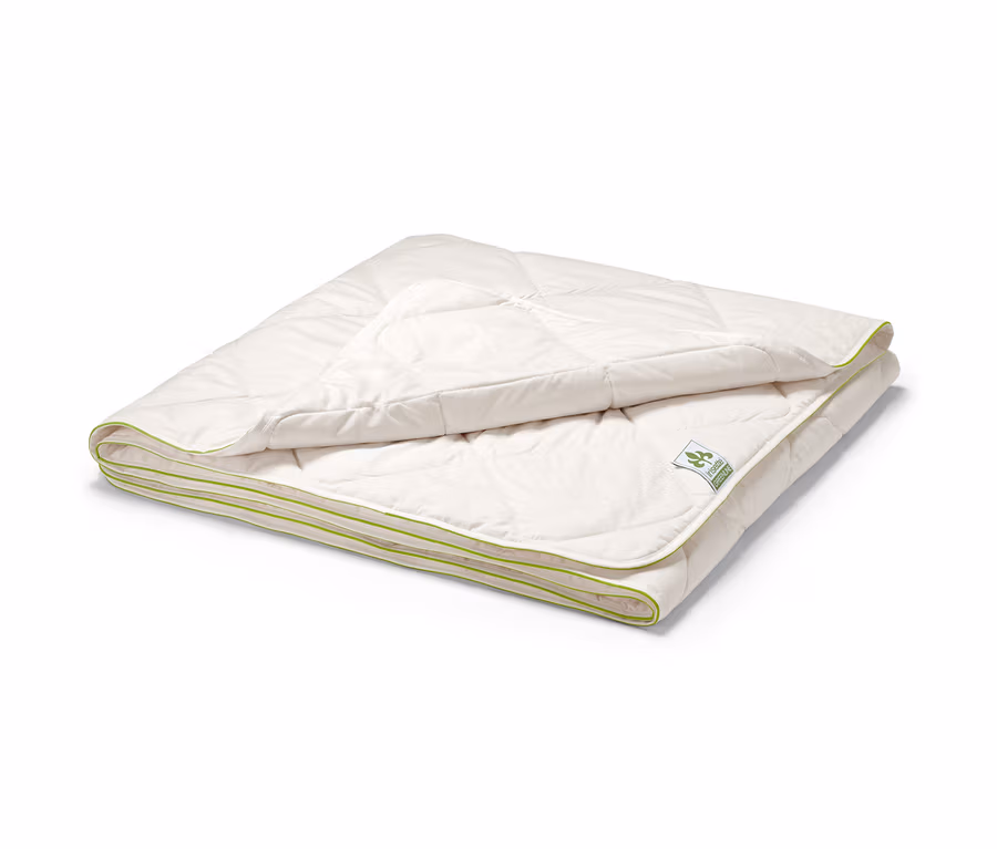 Gefaltete irisette® greenline Seiden-Baumwollbett mit grünem Rand.