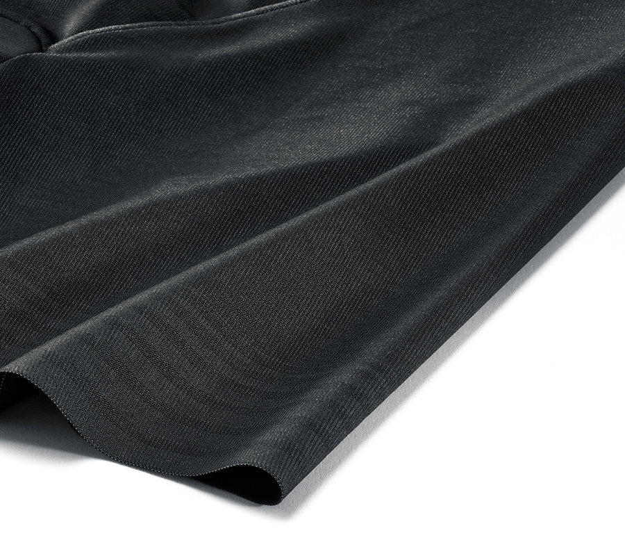 Detailaufnahme von schwarzen Shaping-Shorts.