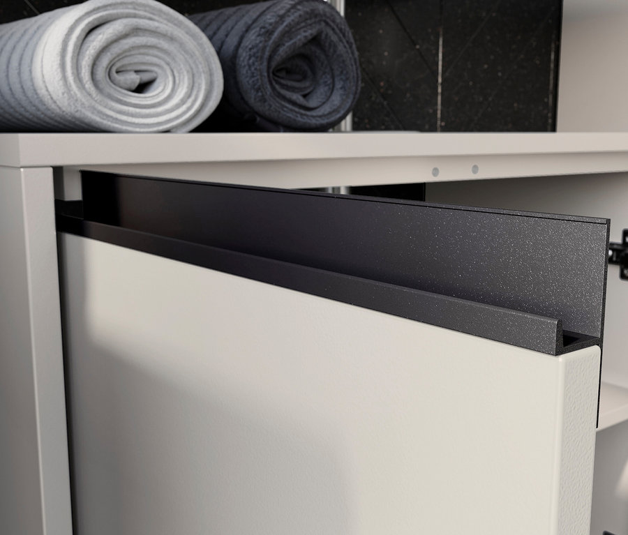 Detailansicht von »Lemont« Waschbeckenunterschrank in Steingrau mit schwarzem Rand und zwei gerollten Handtüchern obenauf.