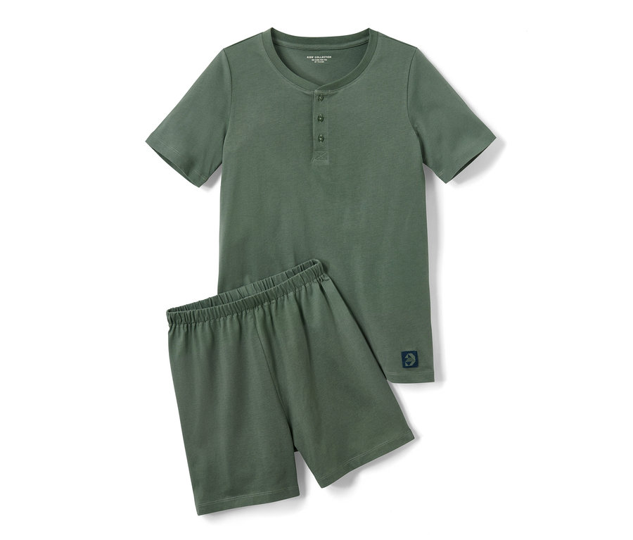 Ein grüner Kinder-Pyjama, kurz, mit kurzen Ärmeln und Knöpfen.