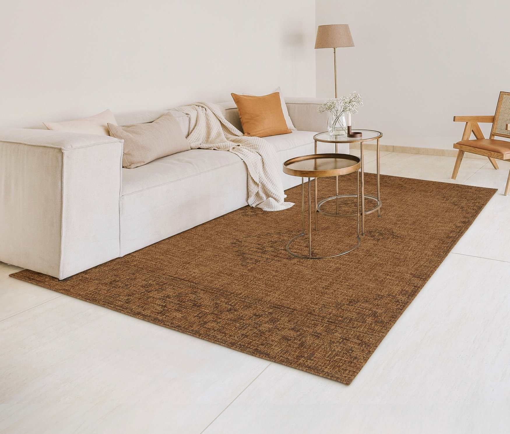 Wohnzimmer mit beigem Sofa, Holzstuhl und braunem Teppich »Roy«.