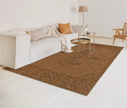 Wohnzimmer mit beigem Sofa, Holzstuhl und braunem Teppich »Roy«.