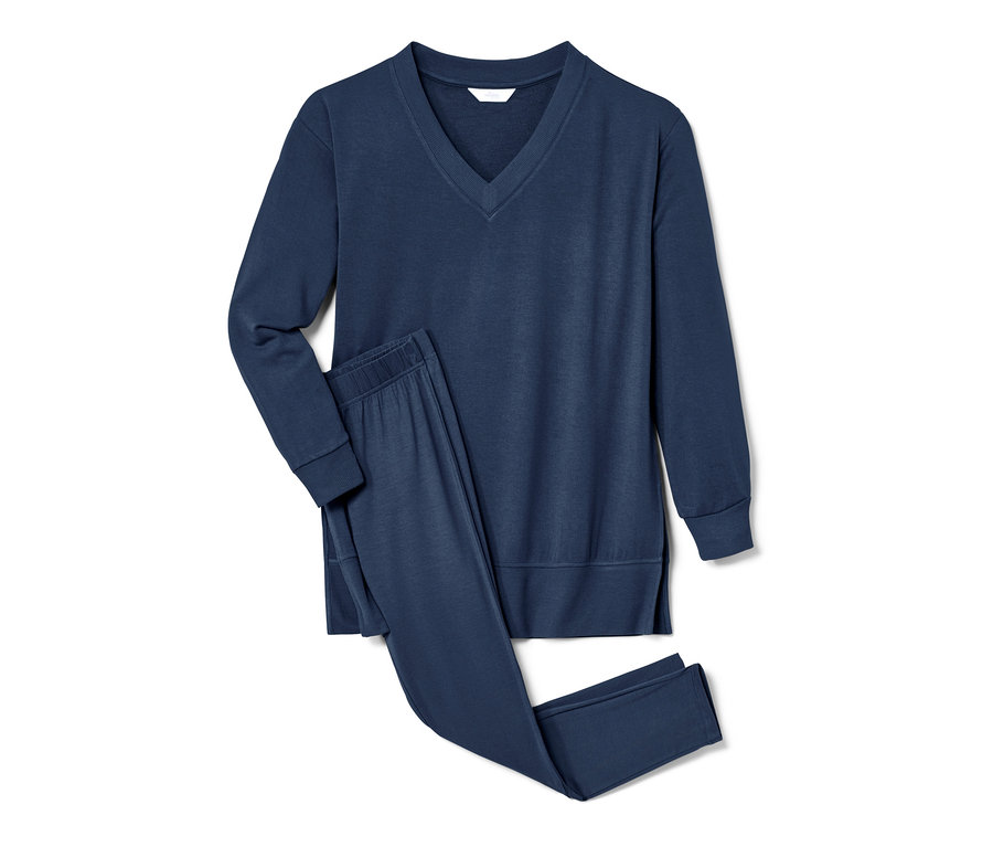 Ein marineblauer Pyjama liegt auf einem weißen Hintergrund.
