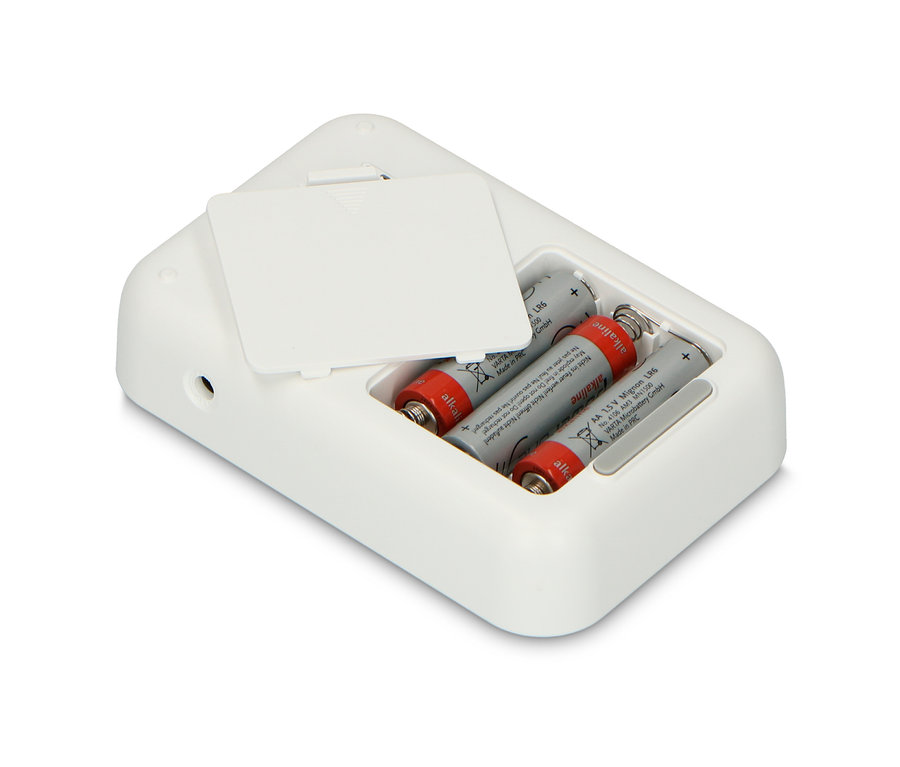 Detailansicht eines weißen Geräts mit geöffnetem Batteriefach und drei eingelegten Batterien. Zu sehen ist das Oberarm-Blutdruckmessgerät mit HD-Display.